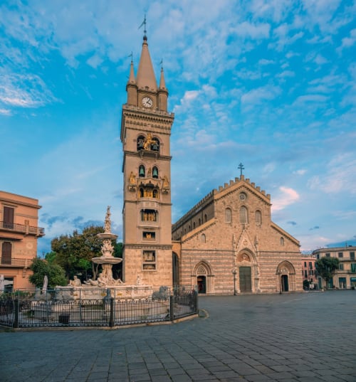 Campanile e chiesa della Cattedrale di Messina, vicino all'hotel BellDuomo Suite