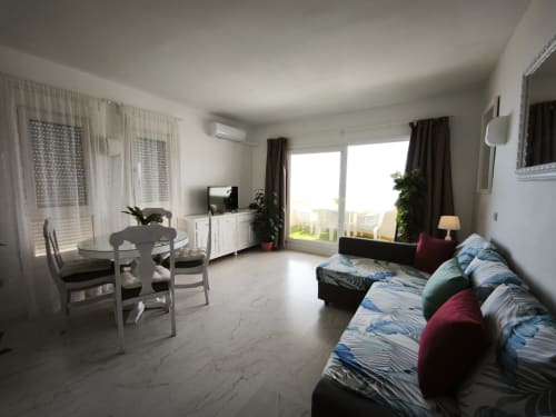 Apartamento frente al mar en Benalmádena, luminoso con vistas al océano, amueblado modernamente, cocina y sala de estar acogedora