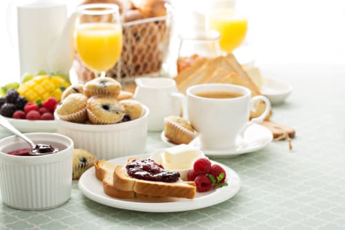 Desayuno continental en Hotel Boutique Zahara con café, pasteles, mermelada, frutas frescas, jugo de naranja y tostadas