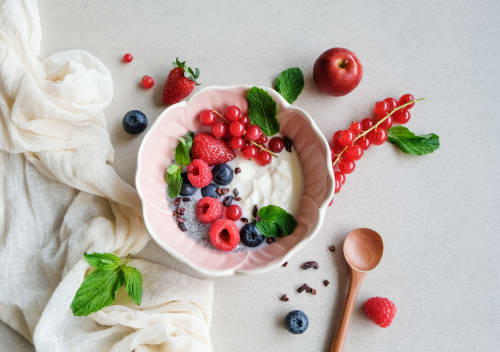 Cuenco de yogur con frutos rojos frescos y menta en Hotel Boutique Zahara, Cádiz