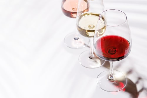 Copas de vino tinto y blanco en el Hotel Boutique Zahara de Cádiz, España
