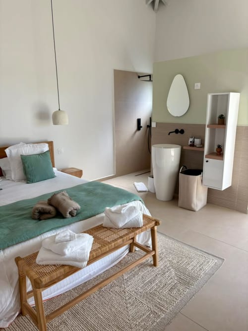 Chambre moderne du gîte Maly Blue à Le Moule avec salle de bain attenante, accents verts et mobilier contemporain