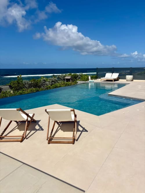 Sublime villa en bord de mer avec piscine à Maly Blue, Guadeloupe : transats, eau turquoise et vue sur l'océan