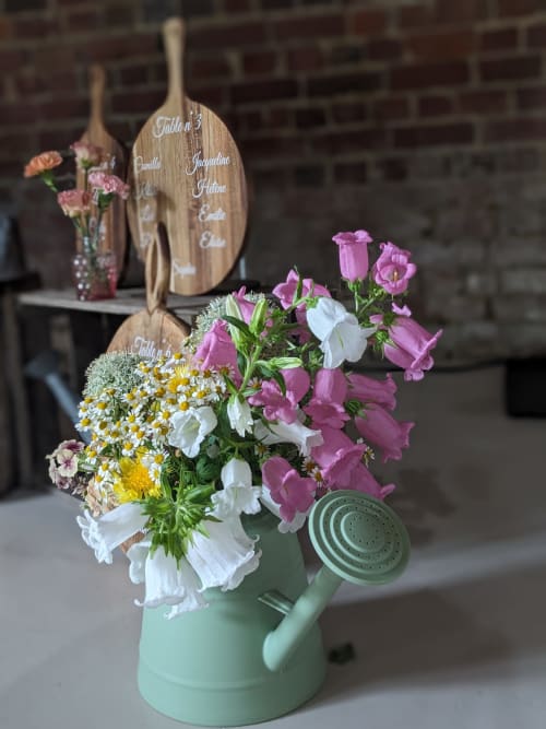 Arrosoir vert menthe avec fleurs roses et blanches au Domaine De La Souche, Rexpoëde