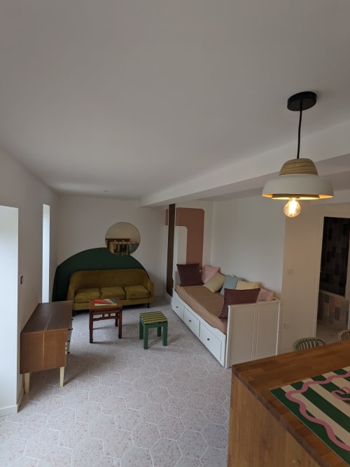 Studio moderne au Domaine De La Souche avec canapé moutarde, suspension, lit avec rangement et coin repas