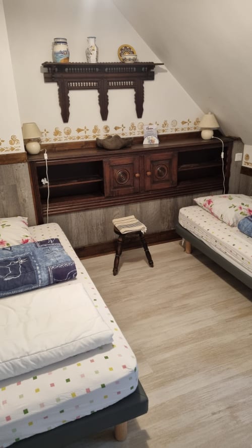 Chambre rustique aux Chambres d'hôtes le CLOS DU TAY à La Gacilly avec lits jumeaux, mobilier en bois et étagère murale décorée