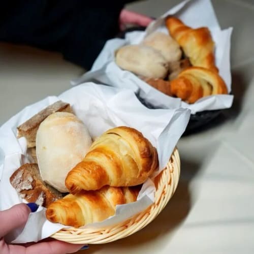 Cesto de pequeno-almoço com croissants e pãezinhos na Tranca da Barriga Casa do Vinho em Covilhã