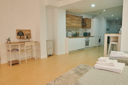 Mendez Nuñez Sunny Flat in Castelló de la Plana with modern kitchen, wooden furnishings, and city views
