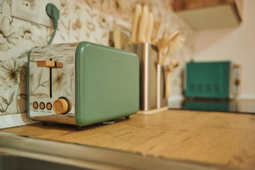 Retro mint green toaster on wooden desk in Mendez Nuñez Sunny Flat apartment at Mediterranea Sunny Keys, Castelló de la Plana