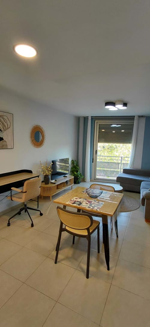 Acogedor apartamento moderno y soleado en Mediterranea Sunny Keys en Benicàssim con mesa de comedor de madera, mobiliario confortable y balcón
