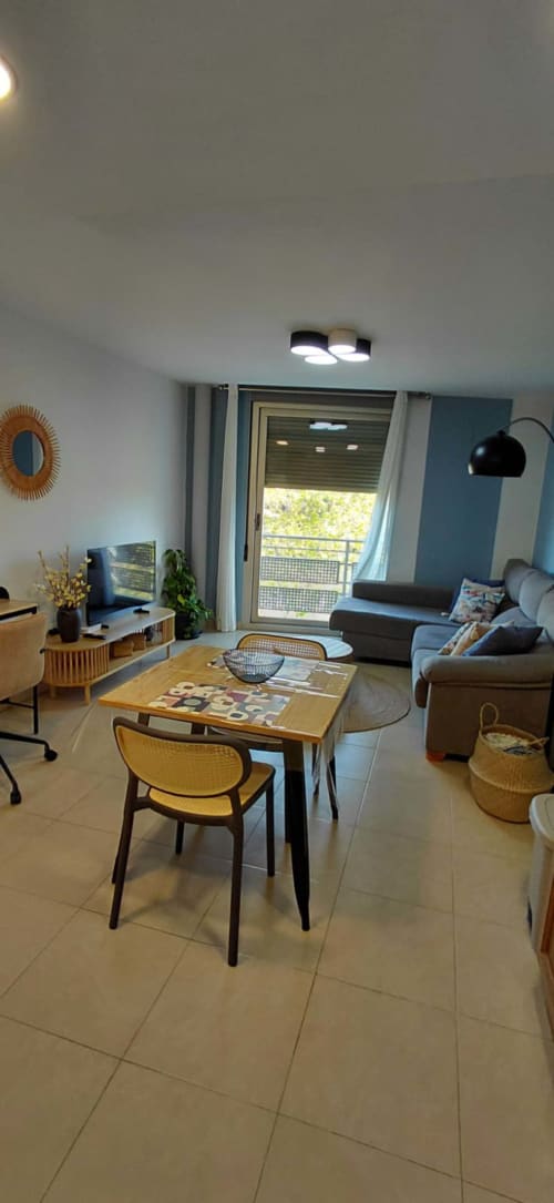 Salon moderne avec table à manger, canapé, balcon et vue sur la ville au Pont de Ferro Sunny Flat, Benicàssim