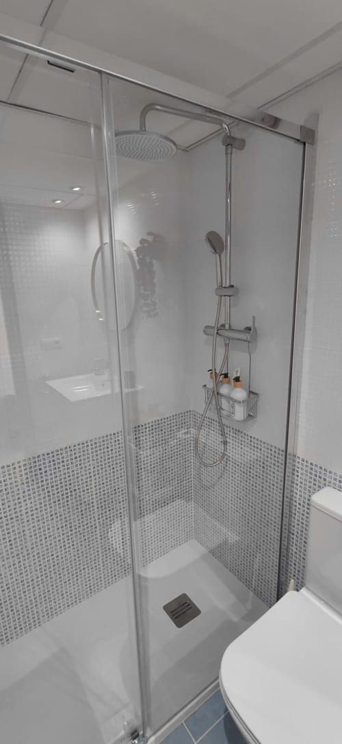 Douche moderne avec pommeau de pluie et douchette à main au Pont de Ferro Sunny Flat, Benicàssim