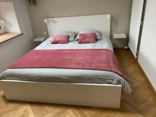 Chambre spacieuse avec lit blanc, parure rose et oreillers gris au gîte L'etoile Filante près du Puy du Fou