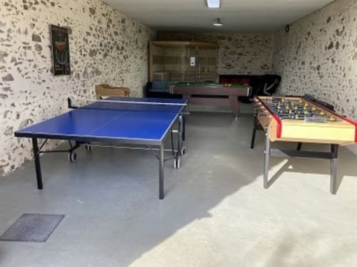 Salle de loisirs du gîte L'etoile Filante avec ping-pong, baby-foot et billard pour les hôtes près du Puy du Fou