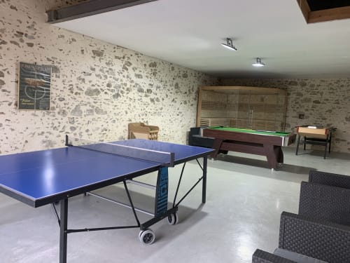 Salle de loisirs à L'etoile Filante avec table de ping-pong, billard et coin salon à Saint Christophe du Bois