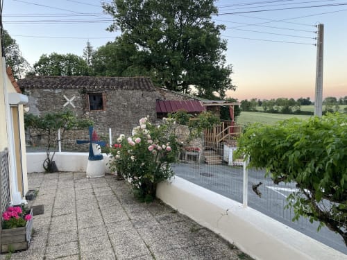Charmante maison en pierre avec roses roses et jardins du Petit Moulin, gîte à Pouzauges, France