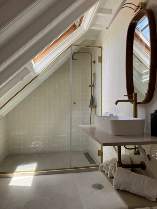 Modern bathroom in Casa Dos Barcos Furnas cottage with walk-in shower, vessel sink, and skylight in Furnas, São Miguel