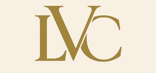 Logo de La Villa Cassinne en lettres dorées, un établissement de luxe de charme à Montebourg, France