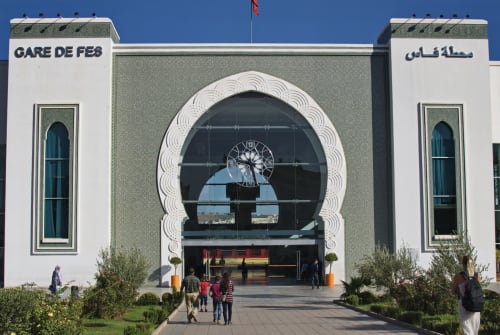 Entrée de la Gare de Fès avec son architecture islamique ornementale et son horloge, à Fès, Maroc