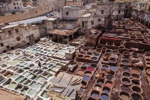Cuves traditionnelles de tannerie en cuir dans la médina de Fès, Maroc, près du Riad Dar Tahri