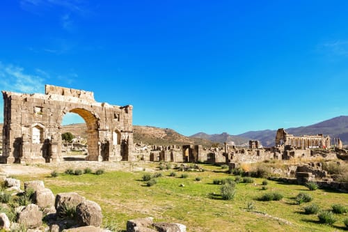 Ruines romaines anciennes avec arche en pierre dans un paysage montagneux près de Fès