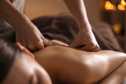Massage thérapeutique professionnel au luxueux Riad Dar Tahri de Fès, Maroc