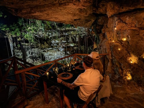 Pareja cenando en un cenote subterráneo del Hotel Boutique Cenote Secreto Maya, Valladolid Yucatán