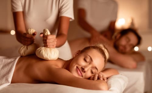 Client recevant un massage aux herbes traditionnelles au spa Riad Dar Tahri à Fès, Maroc, hôtel de luxe