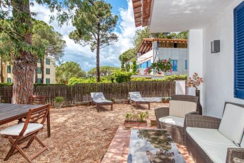 Pati privat de la caseta Finques Garcia Enrich a Palafrugell amb gandules, mobles de vime i terrassa ombrejada