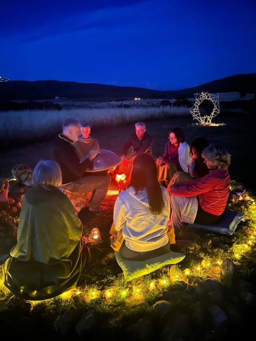 Grupo reunido alrededor de la hoguera nocturna en Casale Artemisia, Capalbio Toscana