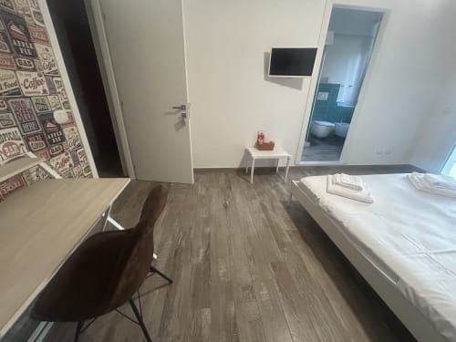Camera moderna alla B&B GATE 10 Fiera Bologna con letto, scrivania, sedia e bagno privato