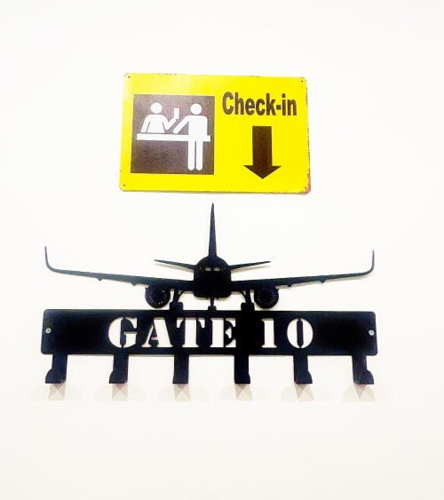 Cartello check-in con silhouette aereo e Gate 10 presso B&B GATE 10 hotel Fiera Bologna aeroporto