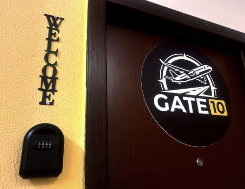 Cartello di benvenuto e logo Gate 10 all'ingresso di B&B Gate 10 Fiera Bologna a Bologna