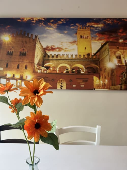Gerbere arancioni in vaso con vista su corte storica palazzo bolognese, Gate 10 Fiera B&B