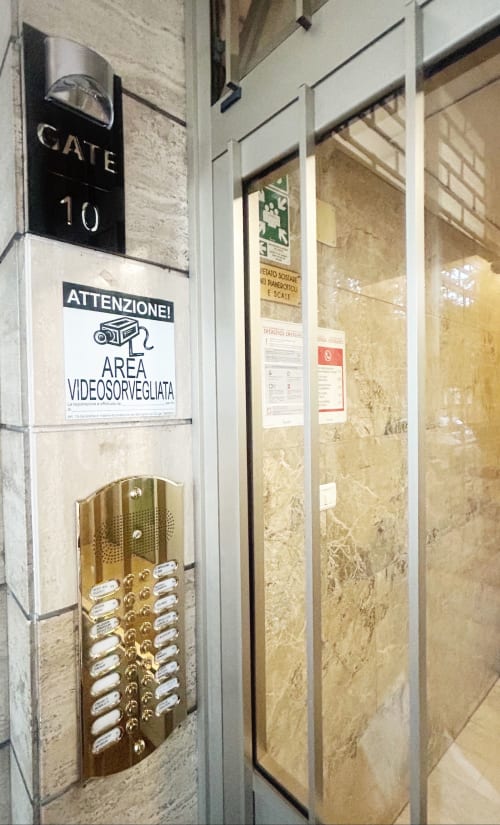 Ingresso Gate 10 di B&B GATE 10 FIERA BOLOGNA a Bologna con citofono e avviso di videosorveglianza