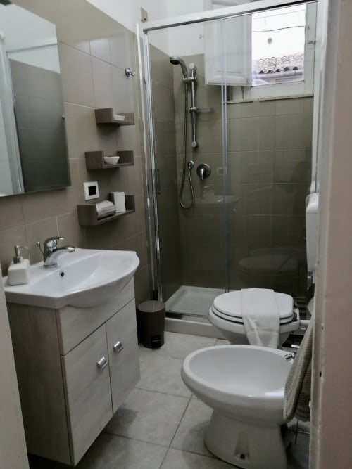 Bagno moderno con doccia, WC, bidet e lavabo presso I colori della Sicilia a Caltagirone, Sicilia