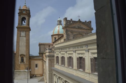 Vista dalla camera Orchidea de I colori della Sicilia B&B a Caltagirone, Sicilia, con architettura storica e campanile