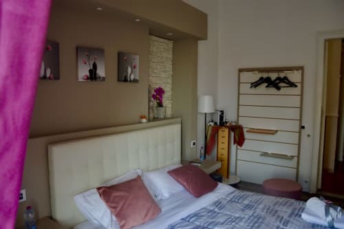 Camera Orchidea presso I colori della Sicilia B&B a Caltagirone, Sicilia con accenti fucsia, letto bianco imbottito e design moderno