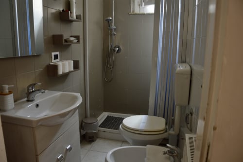 Bagno moderno con lavabo, wc, bidet e doccia nella camera Orchidea presso I colori della Sicilia B&B, Caltagirone, Sicilia