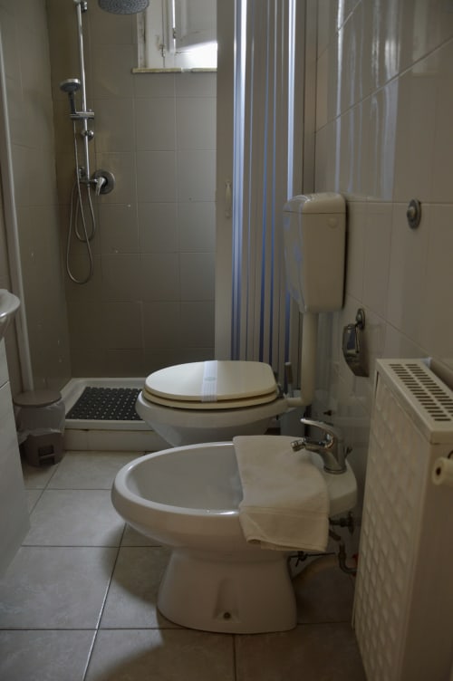 Bagno della camera Orchidea presso I colori della Sicilia B&B a Caltagirone, Sicilia con WC, bidet e doccia
