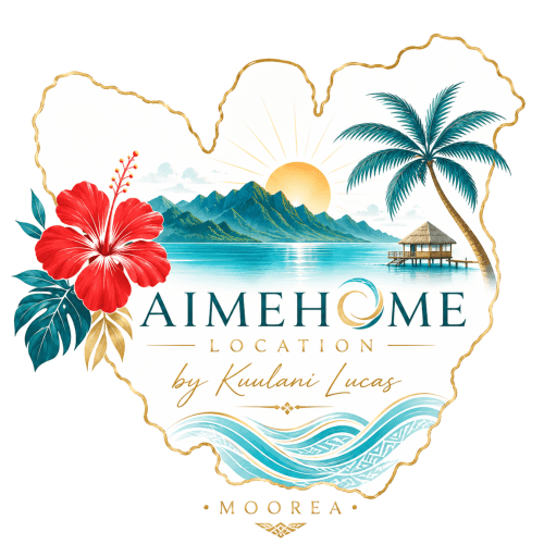 Logo de la station balnéaire tropicale Aimehome Moorea avec hibiscus, palmier et paysage de lagon montagneux
