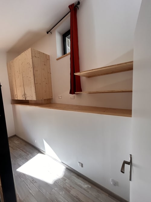 Modern kitchen workspace at Gîte Les Oliviers d'Ardèche with wooden shelving and mountain views in Chalencon