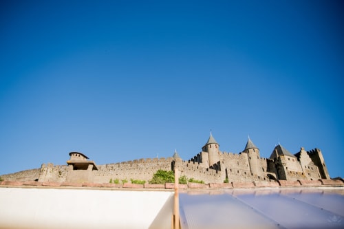 La forteresse historique de Carcassonne vue du gîte Mi Casa Es Su Casa avec ses tours médiévales sous un ciel bleu