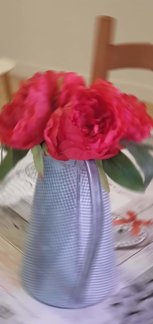 Pivoines roses éclatantes dans un vase lavande à l'appartement Mi Casa Es Su Casa à Carcassonne