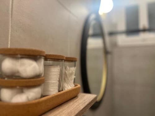 Articoli da bagno e servizi nella casa A Casa di Imma a Milano, con dischetti di cotone e dispenser di filo