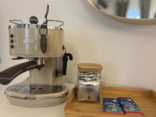 Macchina da caffè DeLonghi con caffè Lavazza e servizi presso l'appartamento A Casa di Imma a Milano
