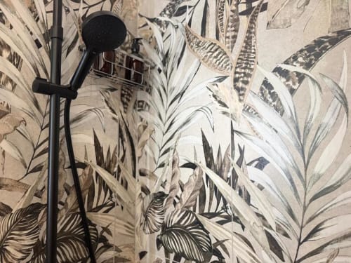 Lampada a soffitto nera su carta da parati botanica con felci e fiori, appartamento a Milano vicino Navigli e Duomo