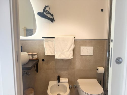 Bagno moderno nell'appartamento Casa di Imma vicino al Duomo di Milano con WC, lavabo e servizi