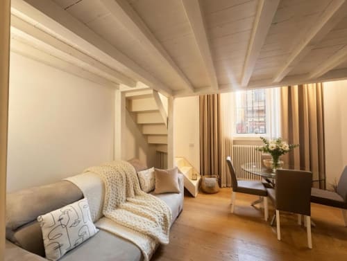 Loft familiare accogliente A Casa di Imma vicino al Quartiere della Moda di Milano con travi in legno, divano e vista sui Navigli
