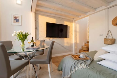 Moderno loft familiare nel Fashion District di Milano vicino ai Navigli con zona living, letto, TV e area pranzo